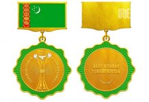 Дипломатические работники получили профессиональный знак отличия